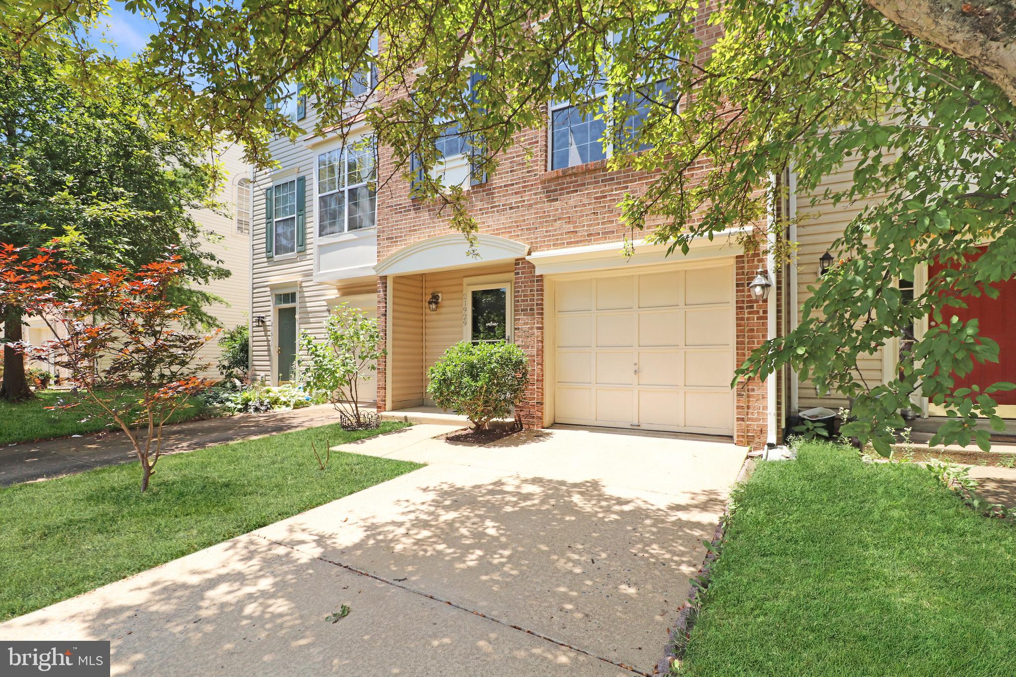 21929 THOMPSON SQUARE