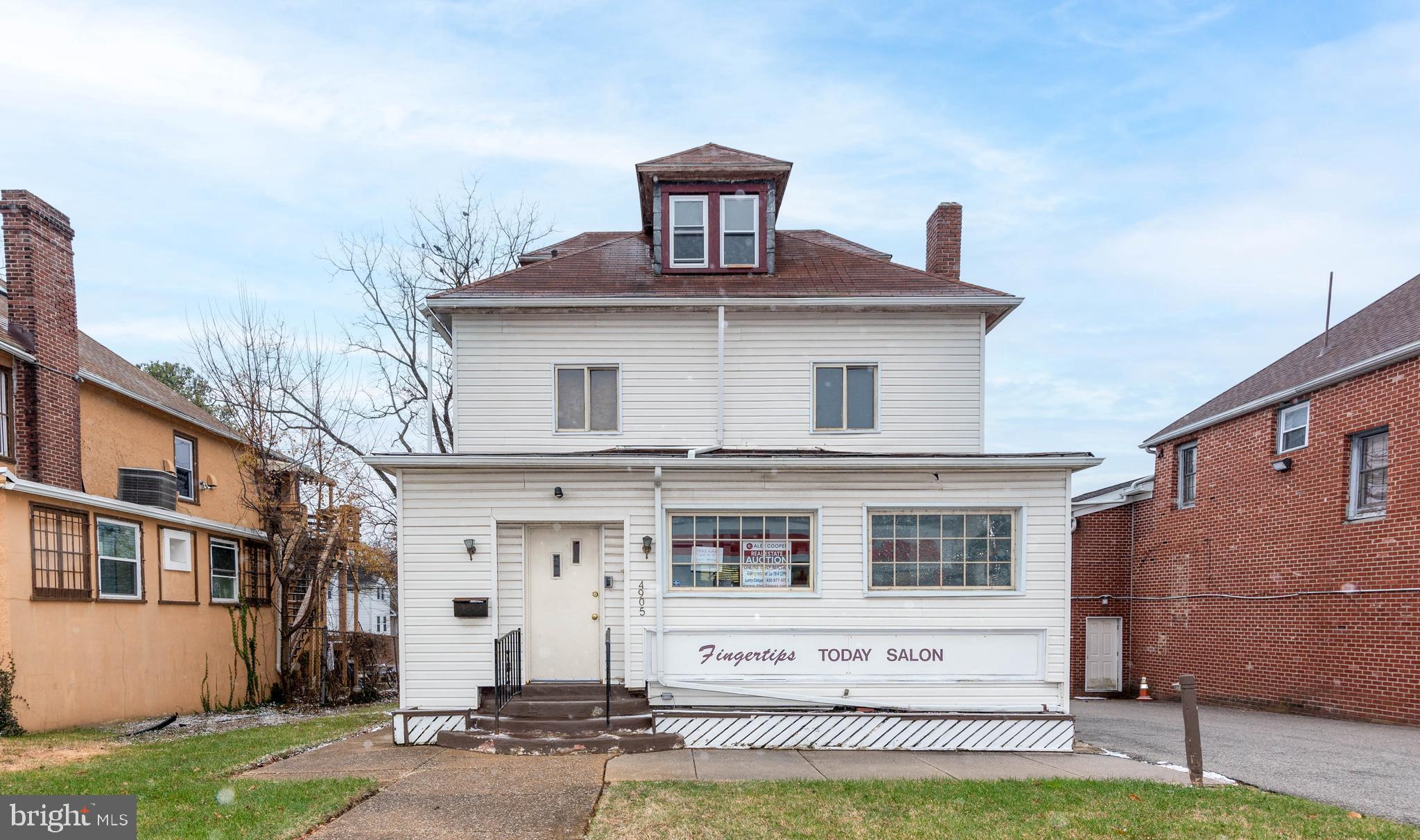 Main image without alt text