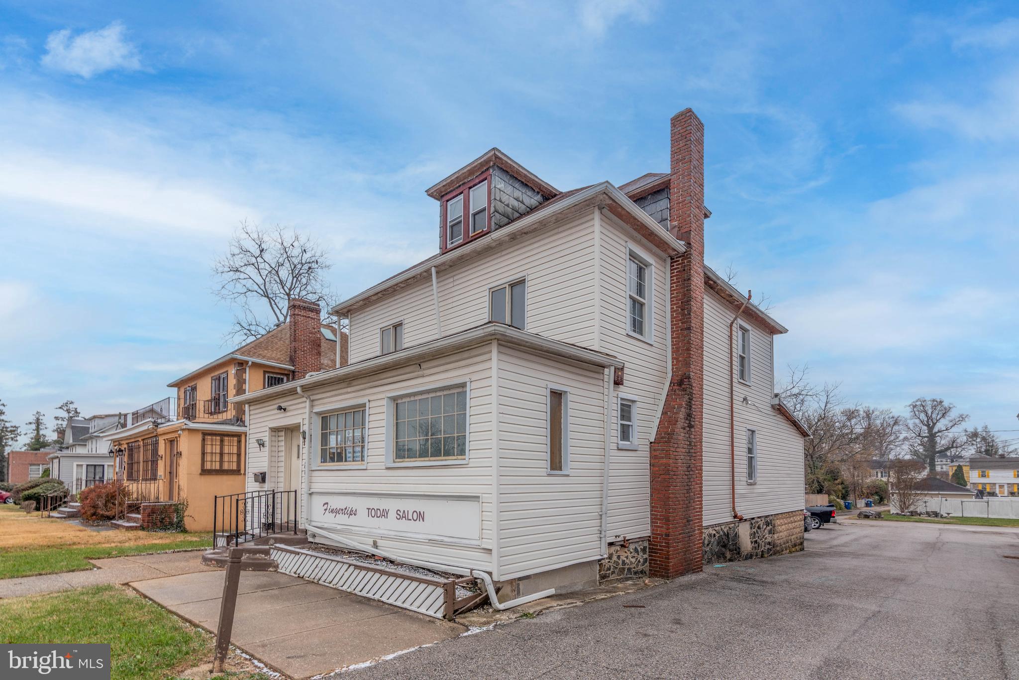 Main image without alt text