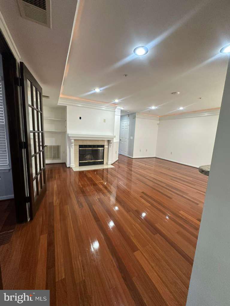 LAKE POINTE CONDOMINIUMS - Residential