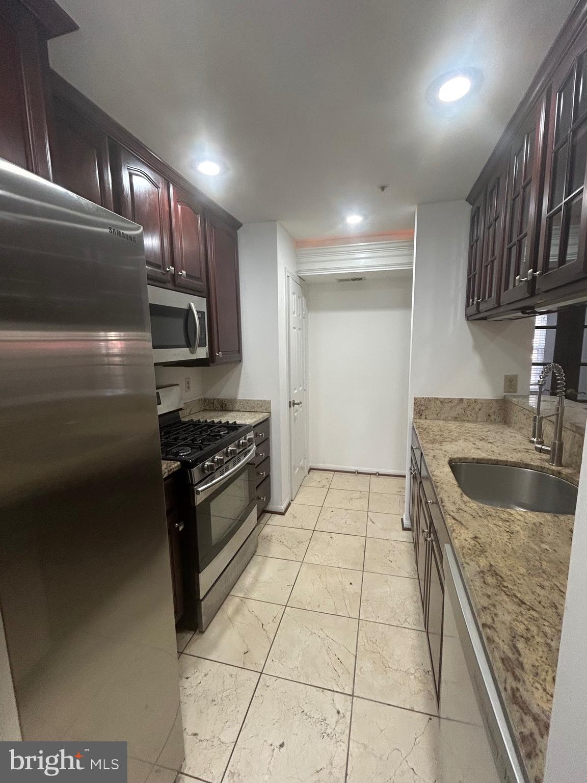 LAKE POINTE CONDOMINIUMS - Residential