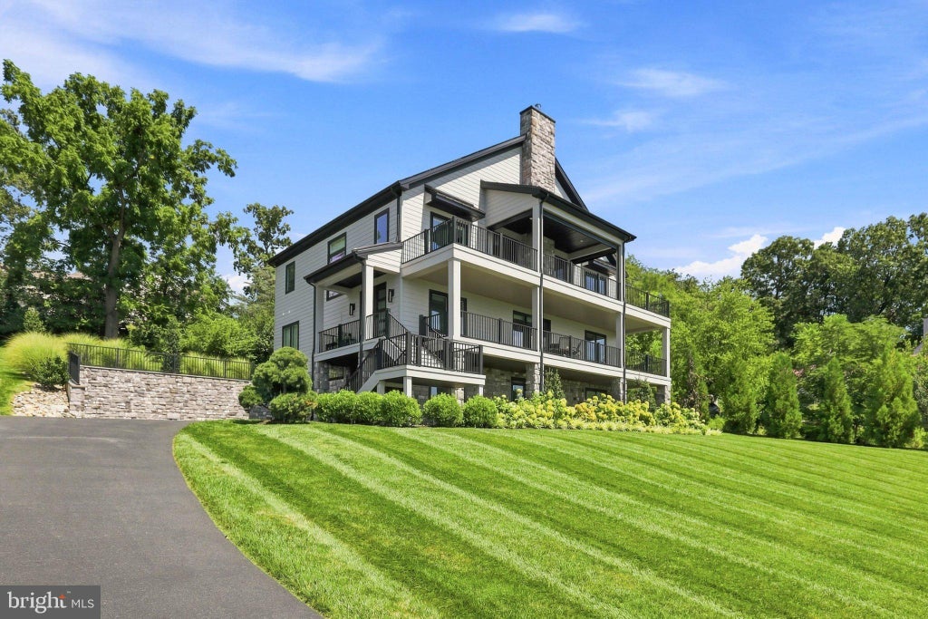 Photo of 327 E Woods Drive, LITITZ, PA 17543 (MLS # PALA2094514)