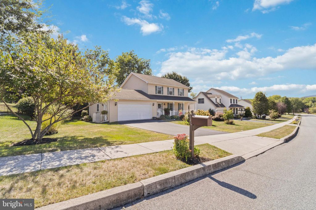 Photo of 140 Quail Drive, DILLSBURG, PA 17019 (MLS # PAYK2089944)