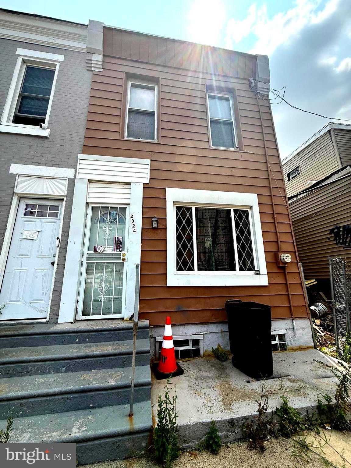 Come take a look this end row on a block with a large new construction site directly across the street. A blossoming area in the coming years. This family-owned home of 50+ years is waiting for the right cosmetic renovation. Newer water heater and furnace. Book your showing today. Estate sale. Cash only.