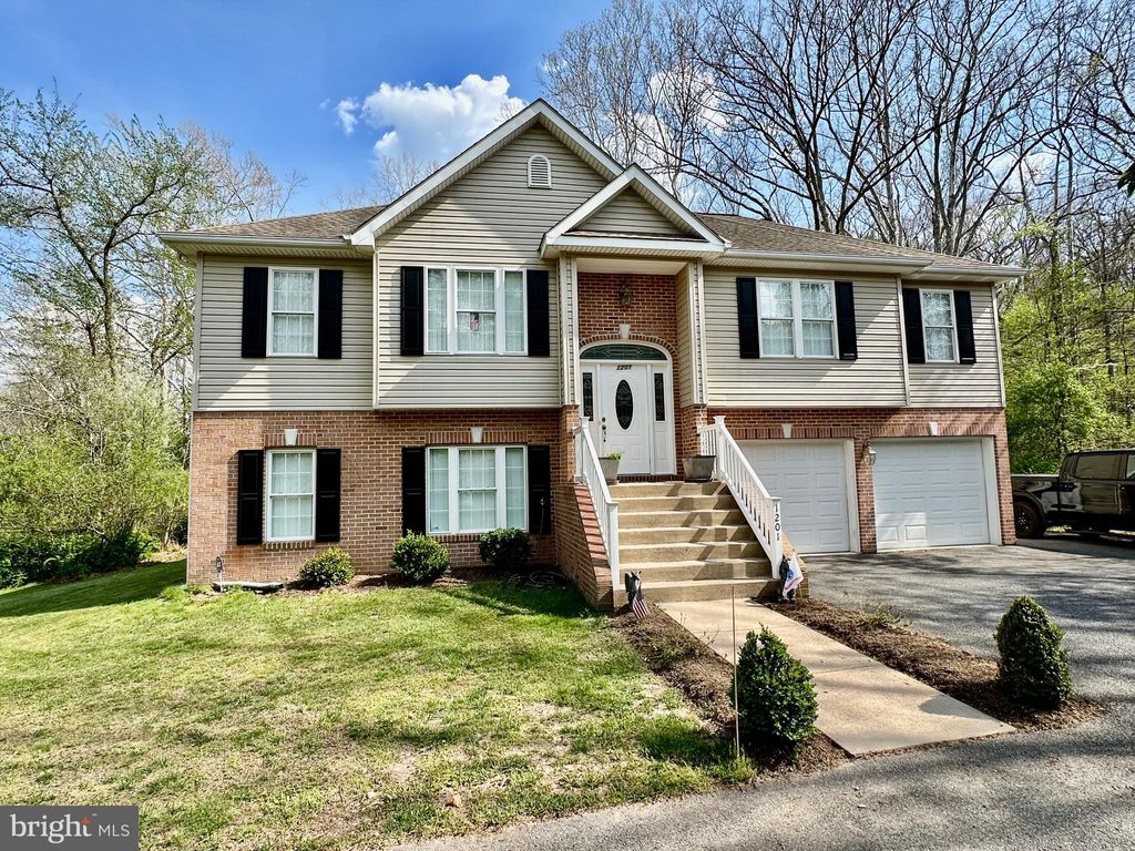 Photo of 1201 Lakeview Drive, CROSS JUNCTION, VA 22625 (MLS # VAFV2041246)