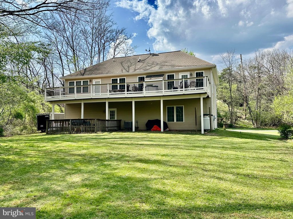 Photo of 1201 Lakeview Drive, CROSS JUNCTION, VA 22625 (MLS # VAFV2041246)