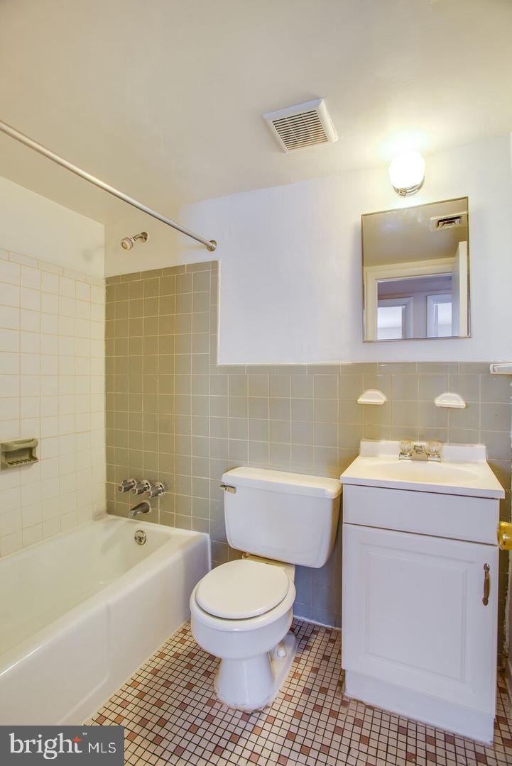 Photo 1 of 10 — 5124 ASTOR PLACE SE 301, WASHINGTON, DC 20019