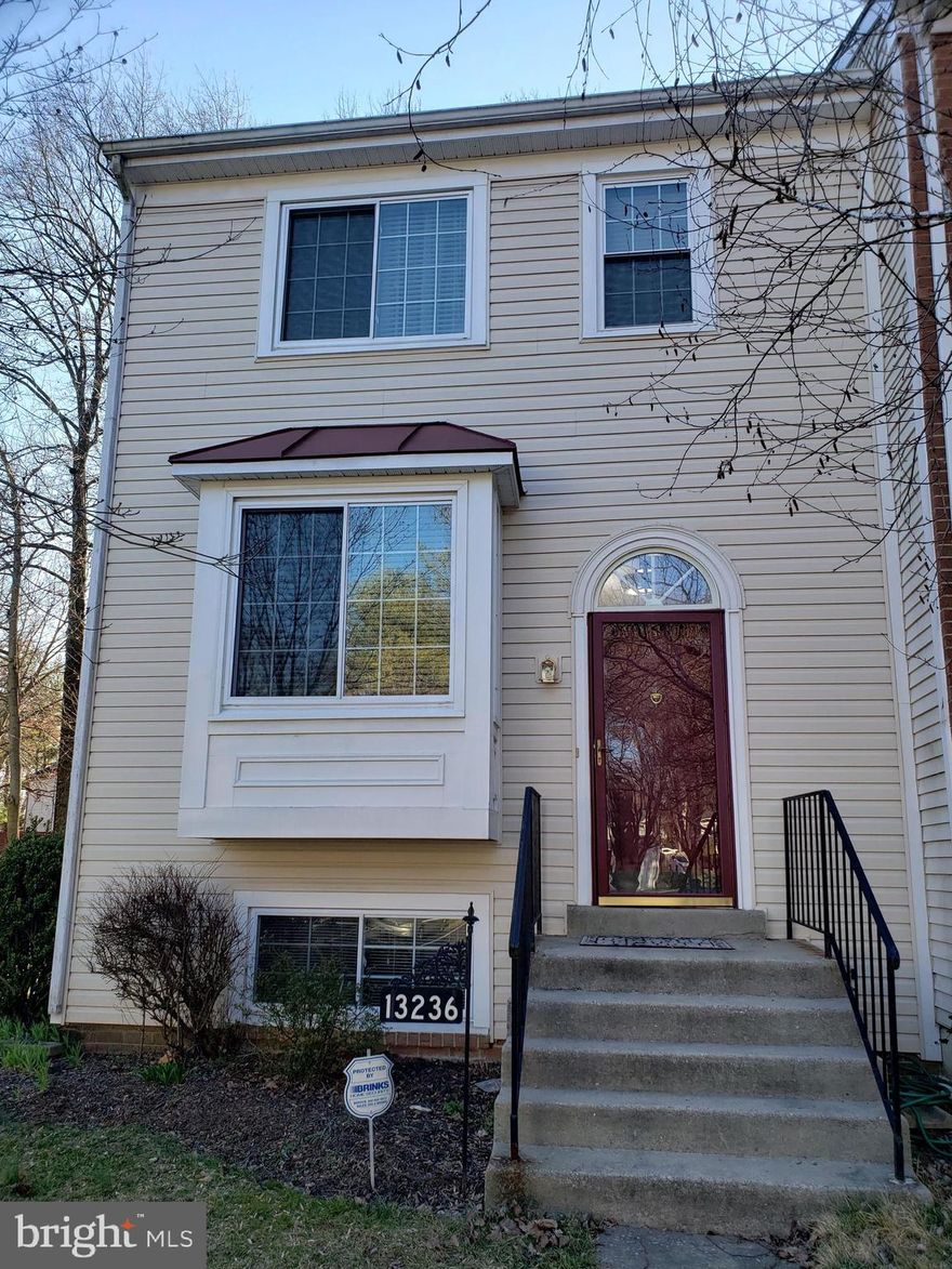 Lovely 4 Bedroom/3 Full and 1 Half Bath End Unit TH in the Tanglewood neighborhood. Large Kitchen, Large MBR with Walk in closet and Private Bath. Nice Living Room and Dining Room. Family Room off Kitchen. Hardwoods. Large Deck. Convenient to Shopping and Commuter Routes and Access.VACANT No Smoking.