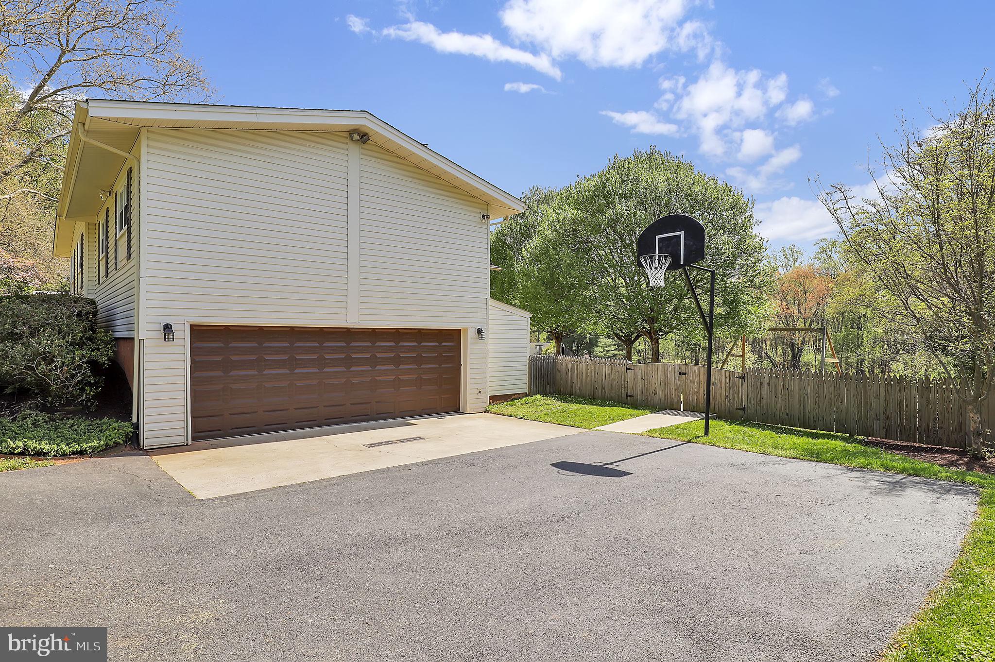 BEAU MONDE ESTATES - Residential