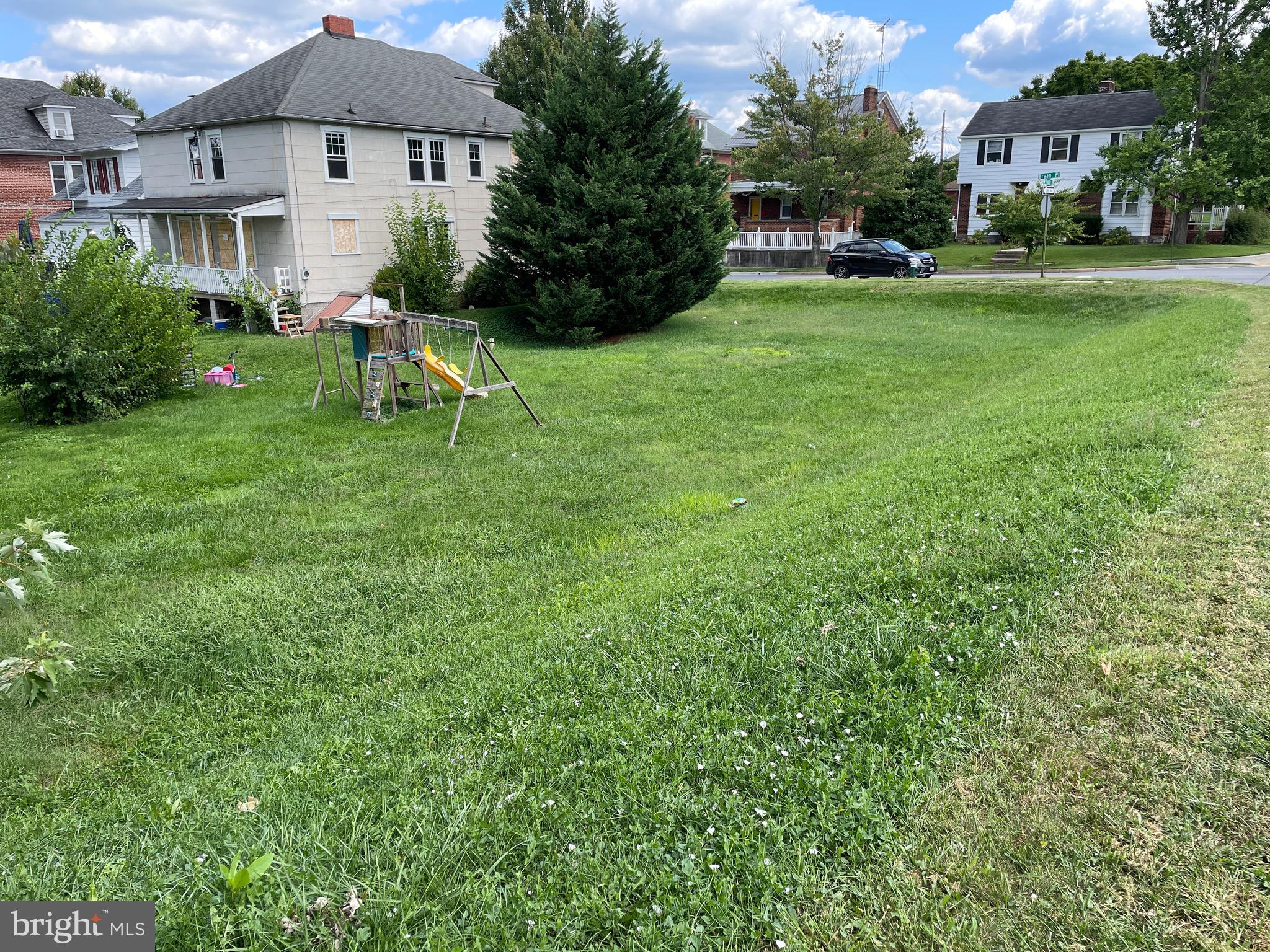 Main image without alt text