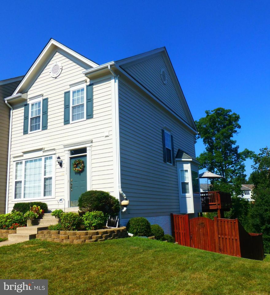 NEW PRICE!* 3 FIN. LV  EUTH W/ TRIPLE BUMP-OUTS  AND WINTER WATER VIEW*UPGRADES /UPDATES *MN LV:GREAT RM, GOURMET STYLE KIT, DR W/BAY WIN,, SUNRM W/GREAT VIEWS, WO TO CUSTM WRAP AROUND, DK*UL:MBR SUITE W/WI CLST, LUX BA W/SEP SHOWR, JACUZ. TUB, DOUBLE SINK, VAULTD CEIL., & SIT. RM,2 ADD'L BRs, 2ND BA*LL:10 FT CEIL., DEN( 4TH BR NOT TO CODE),3RD BA, RR (MEDIA AREA), SITTNG AREA W/WO TO FEN. PRIV YD