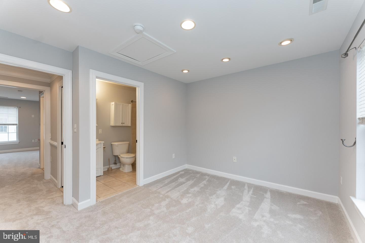 DICKENS SQ - Residential