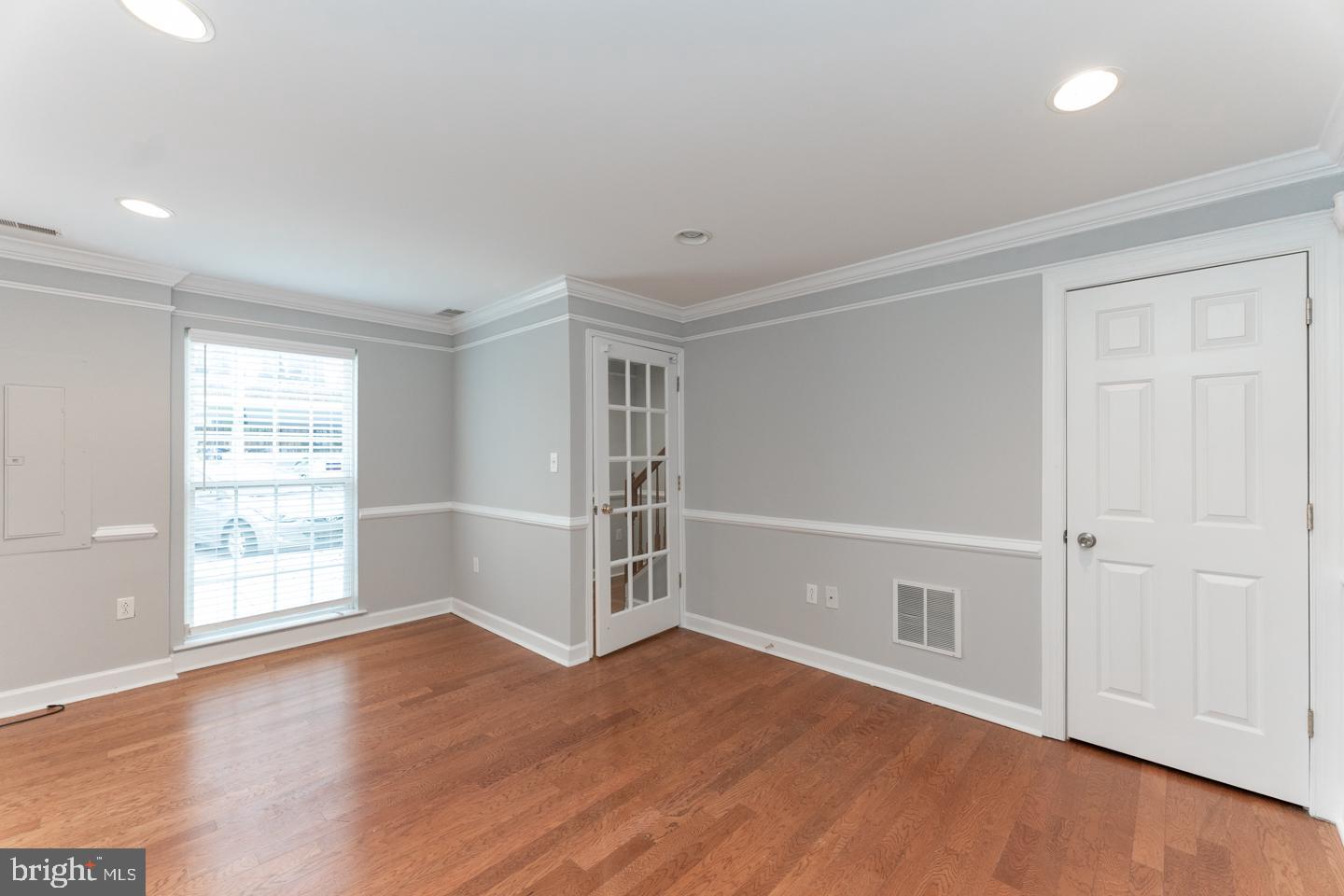 DICKENS SQ - Residential