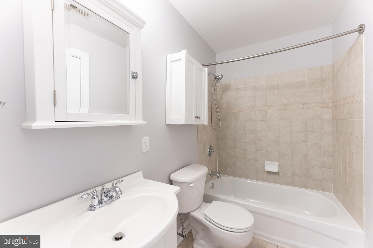 DICKENS SQ - Residential