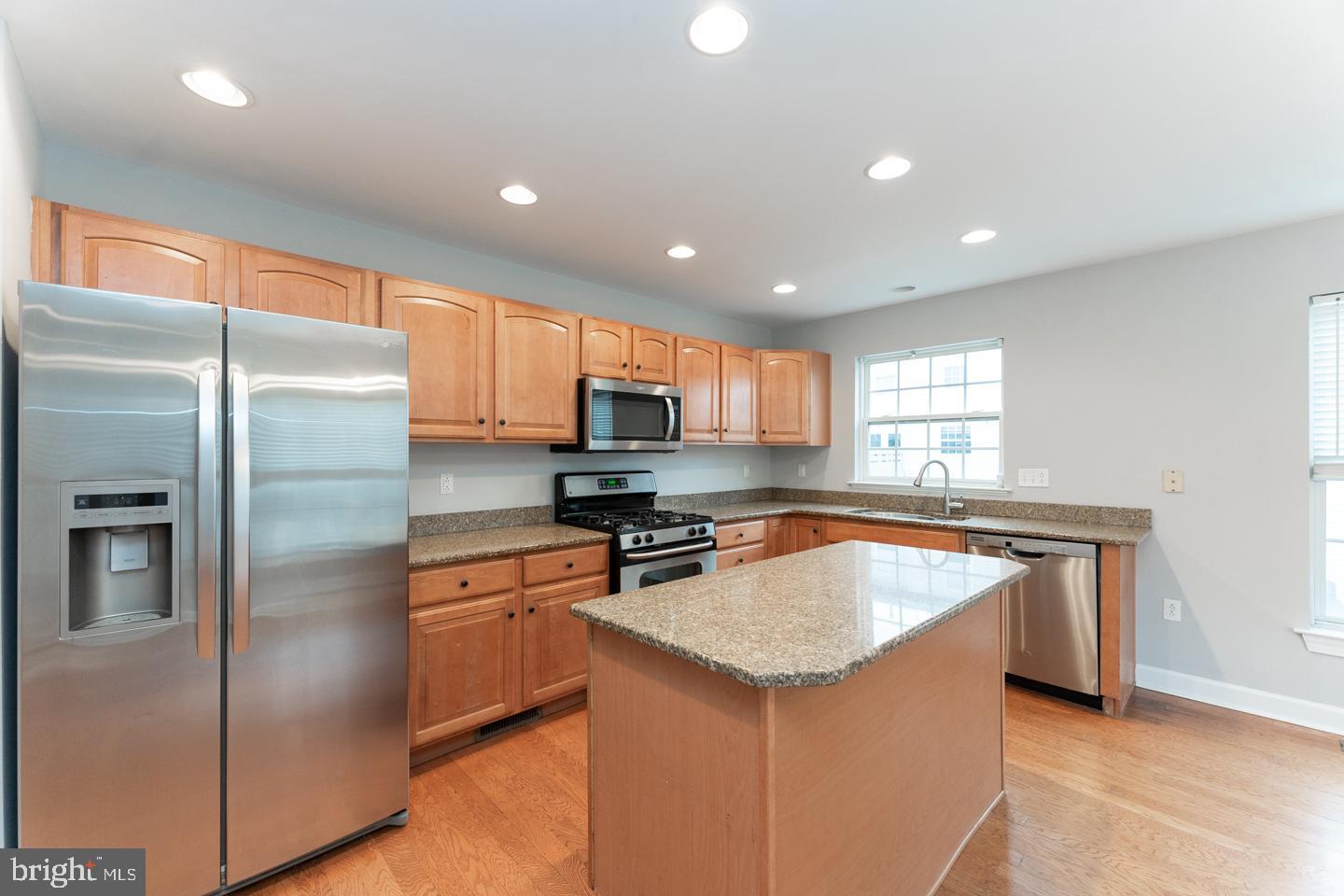 DICKENS SQ - Residential