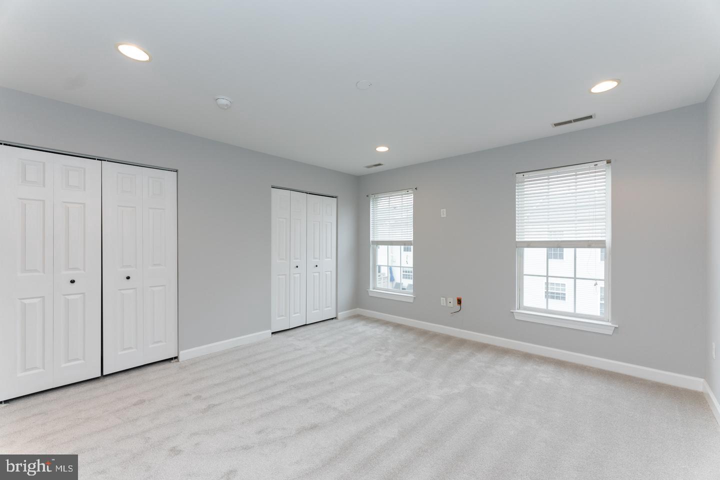 DICKENS SQ - Residential