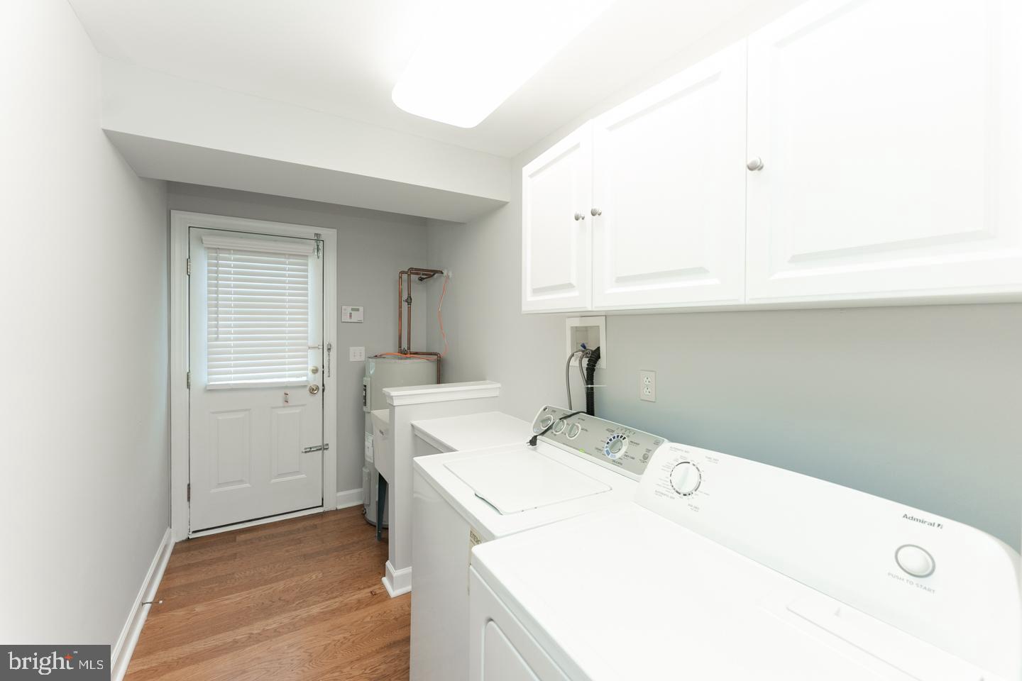 DICKENS SQ - Residential