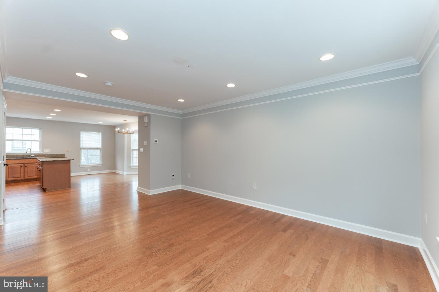 DICKENS SQ - Residential