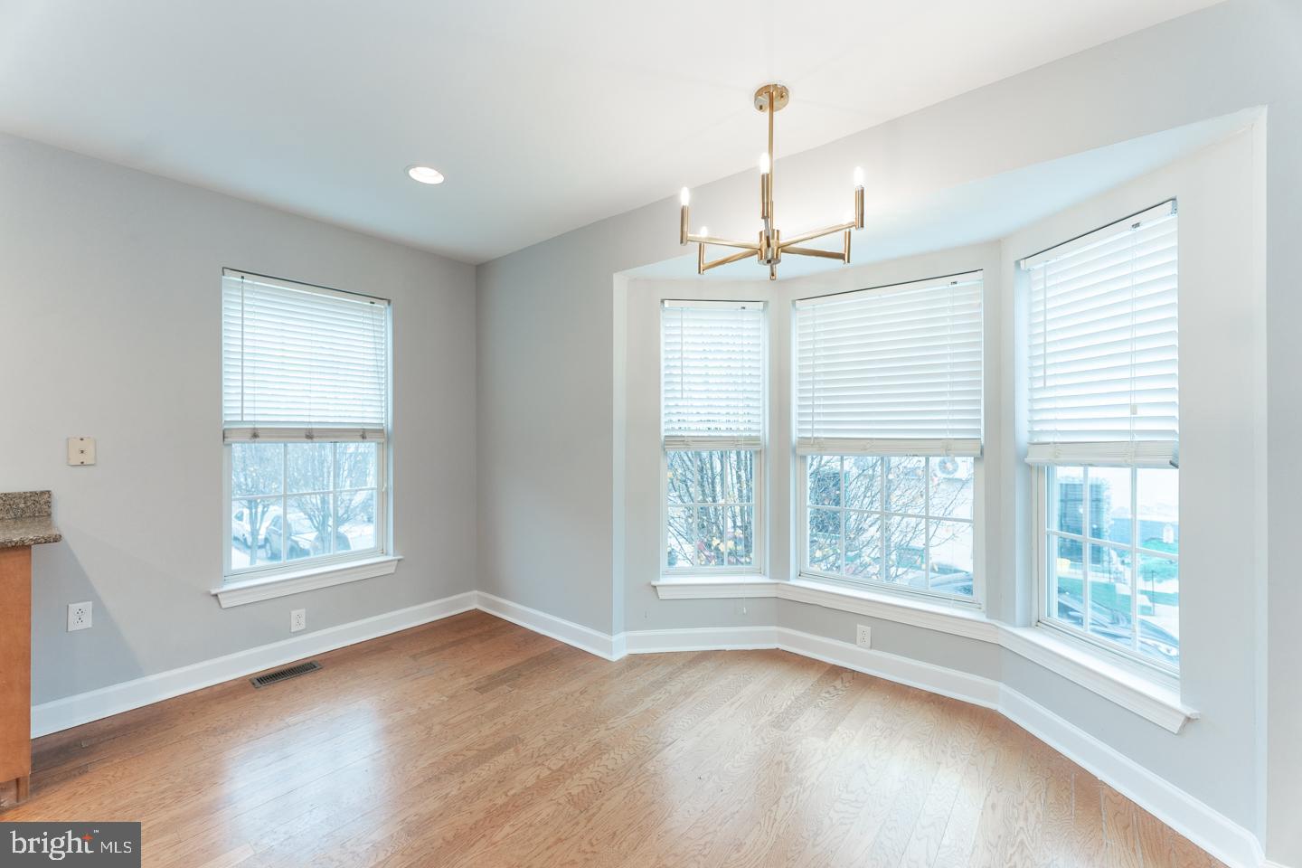 DICKENS SQ - Residential