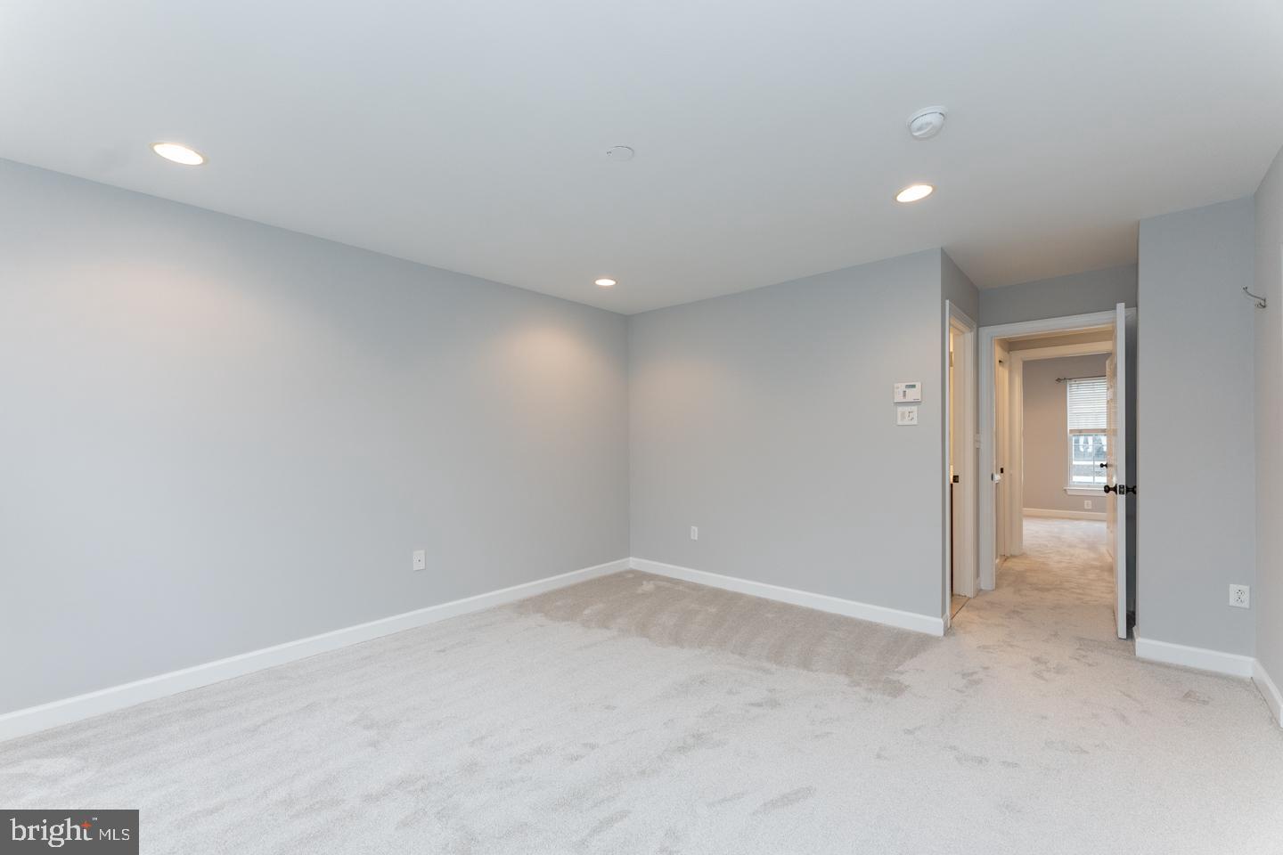 DICKENS SQ - Residential