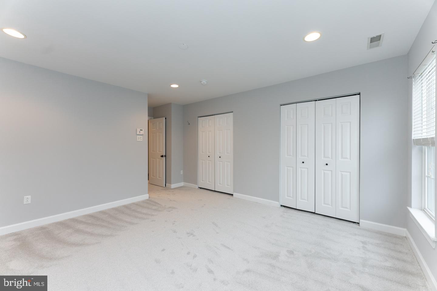 DICKENS SQ - Residential