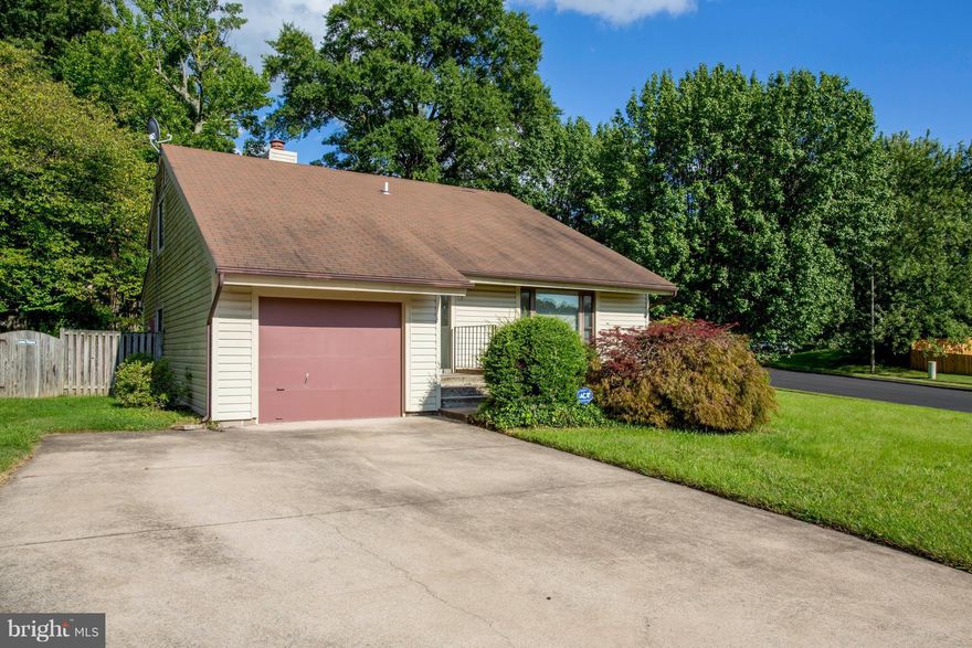 PRICED LOW TO SELL QUICK.  HOME WAS RECENTLY UPDATED WITH FRESH PAINT AND CARPET**TWO STORY FAMILY ROOM**UPDATED HV/AC SYSTEM**HARDWOOD ON MAIN LEVEL AND SOME UPDATED TILE WORK**HOME NEEDS SOME TLC, BUT PRICE $30K BELOW SIMILAR HOMES IN AREA**OPEN HOUSE SUNDAY FROM 12PM TO 3PM****CLICK ON 2ND VIRTUAL TOUR FOR FULL VIDEO TOUR**