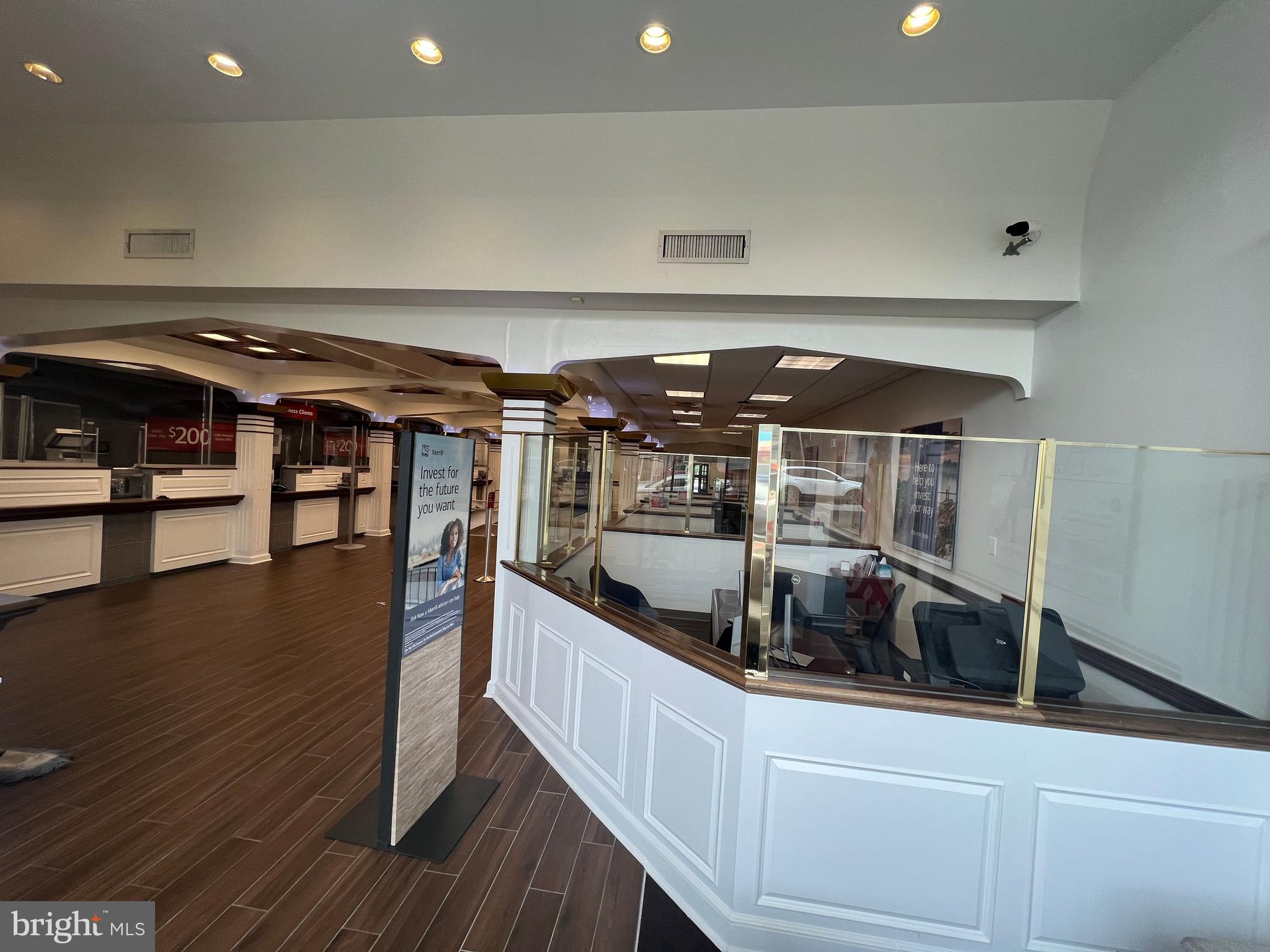 LAWNDALE - Commercial Sale