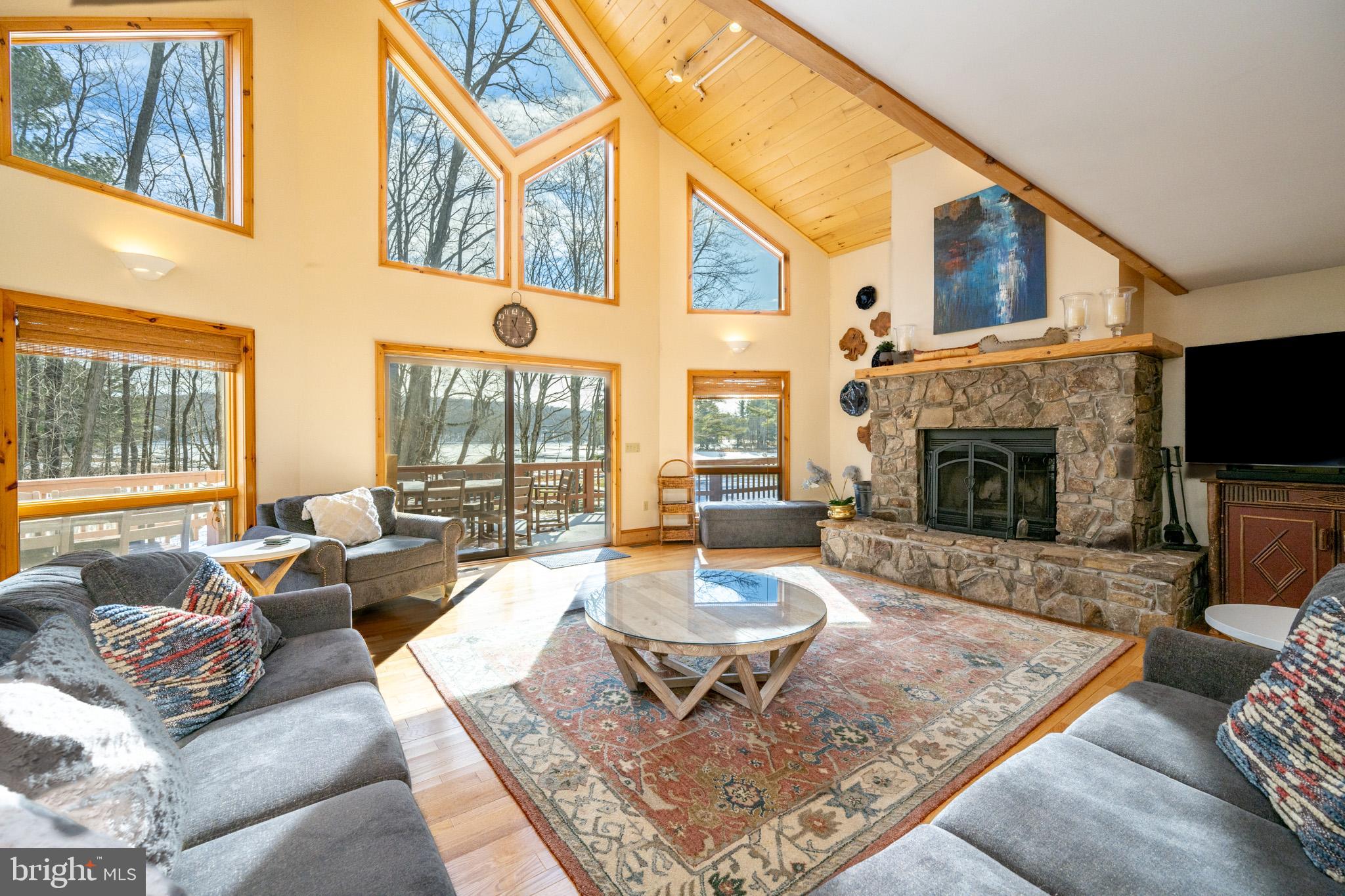 PARADISE POINT - Residential