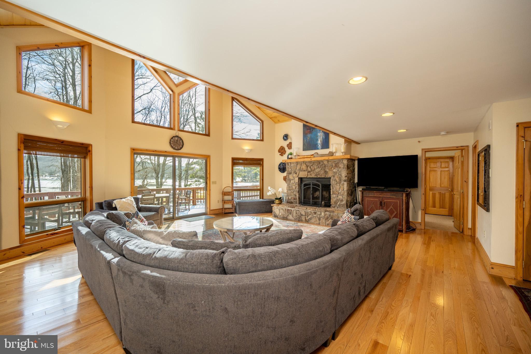 PARADISE POINT - Residential