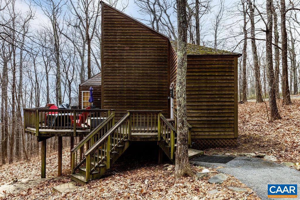 16 CHESTNUT LN