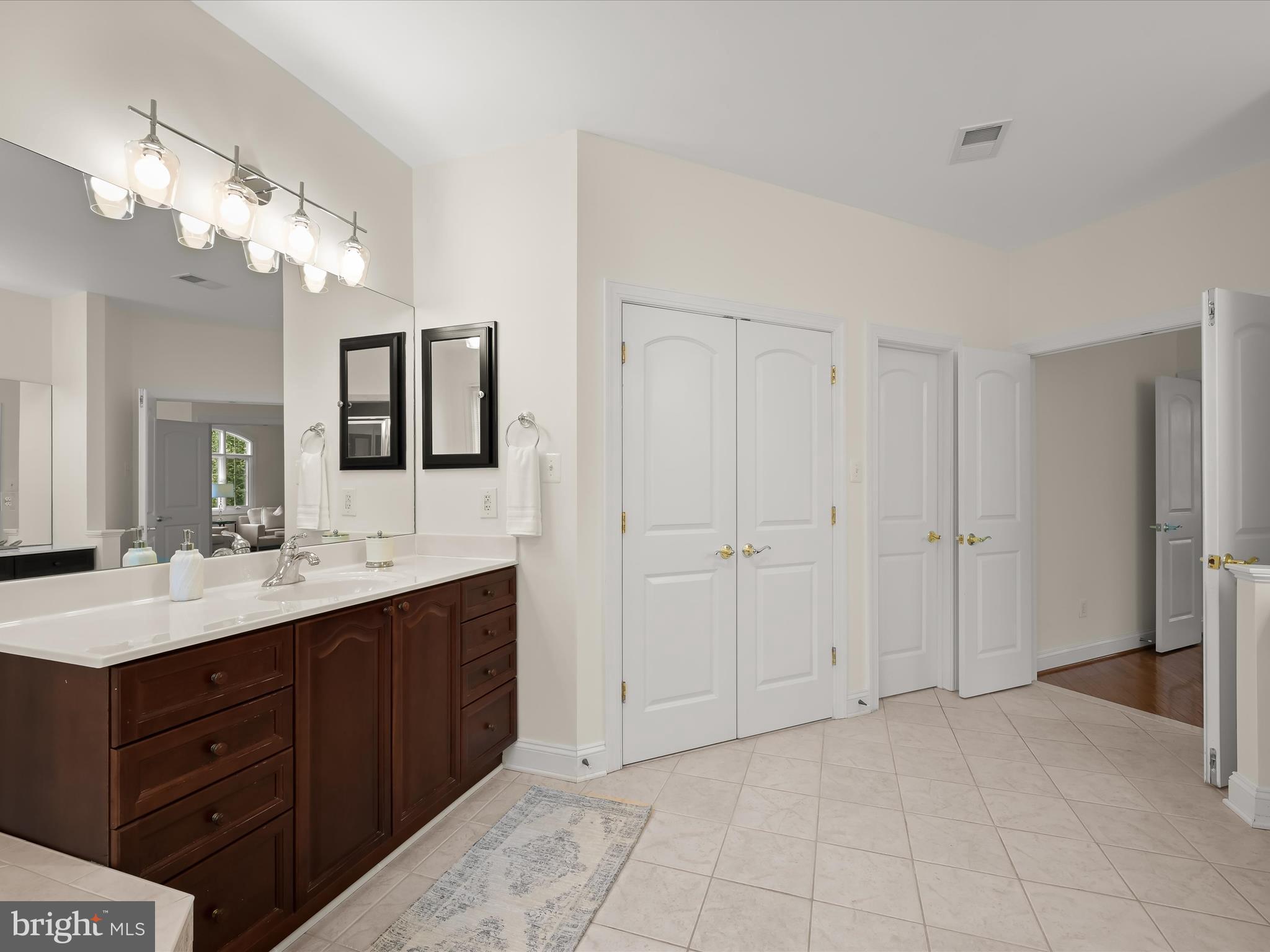 COUNTRY CLUB - Residential