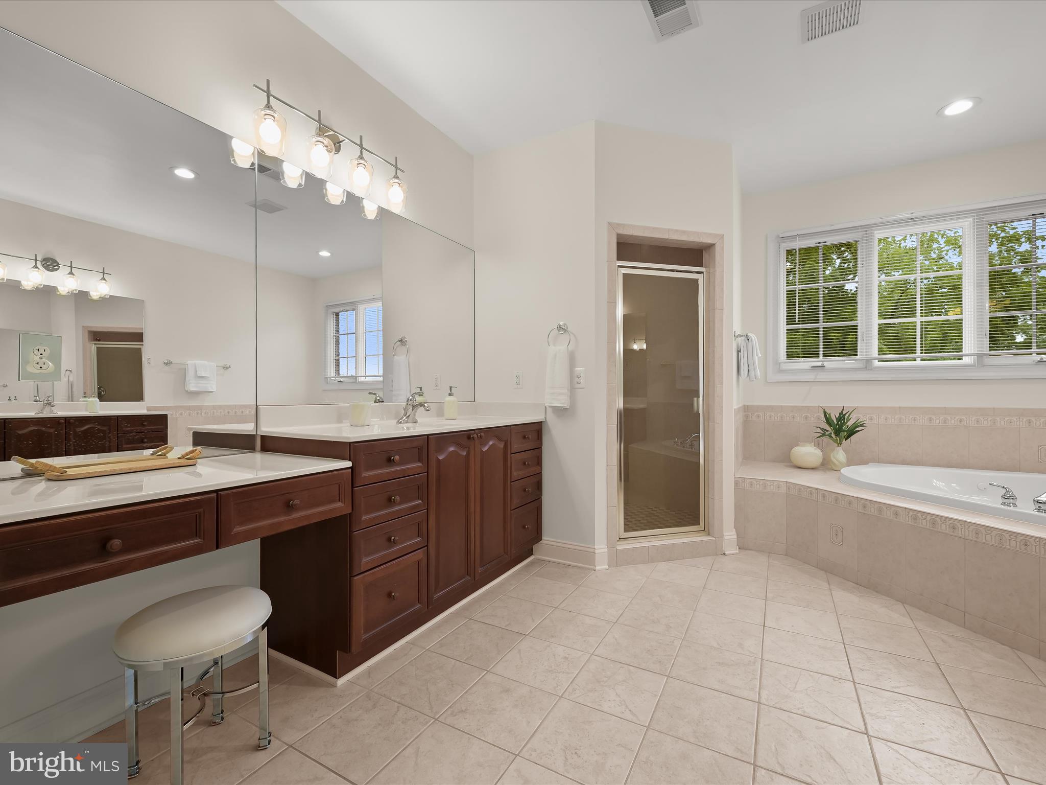 COUNTRY CLUB - Residential