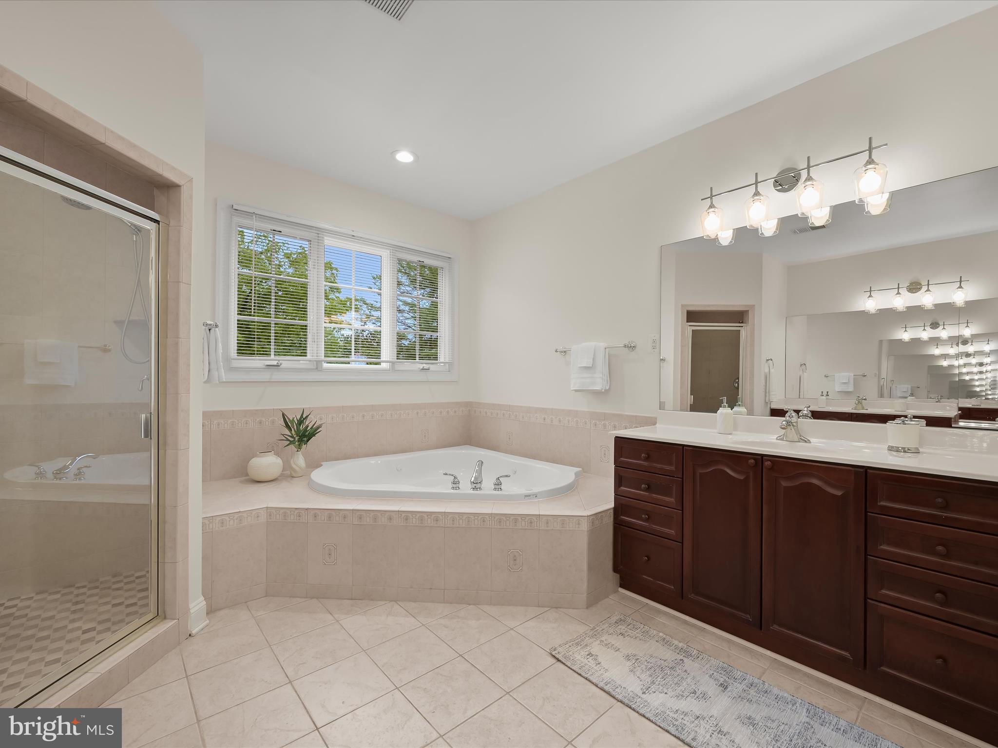 COUNTRY CLUB - Residential