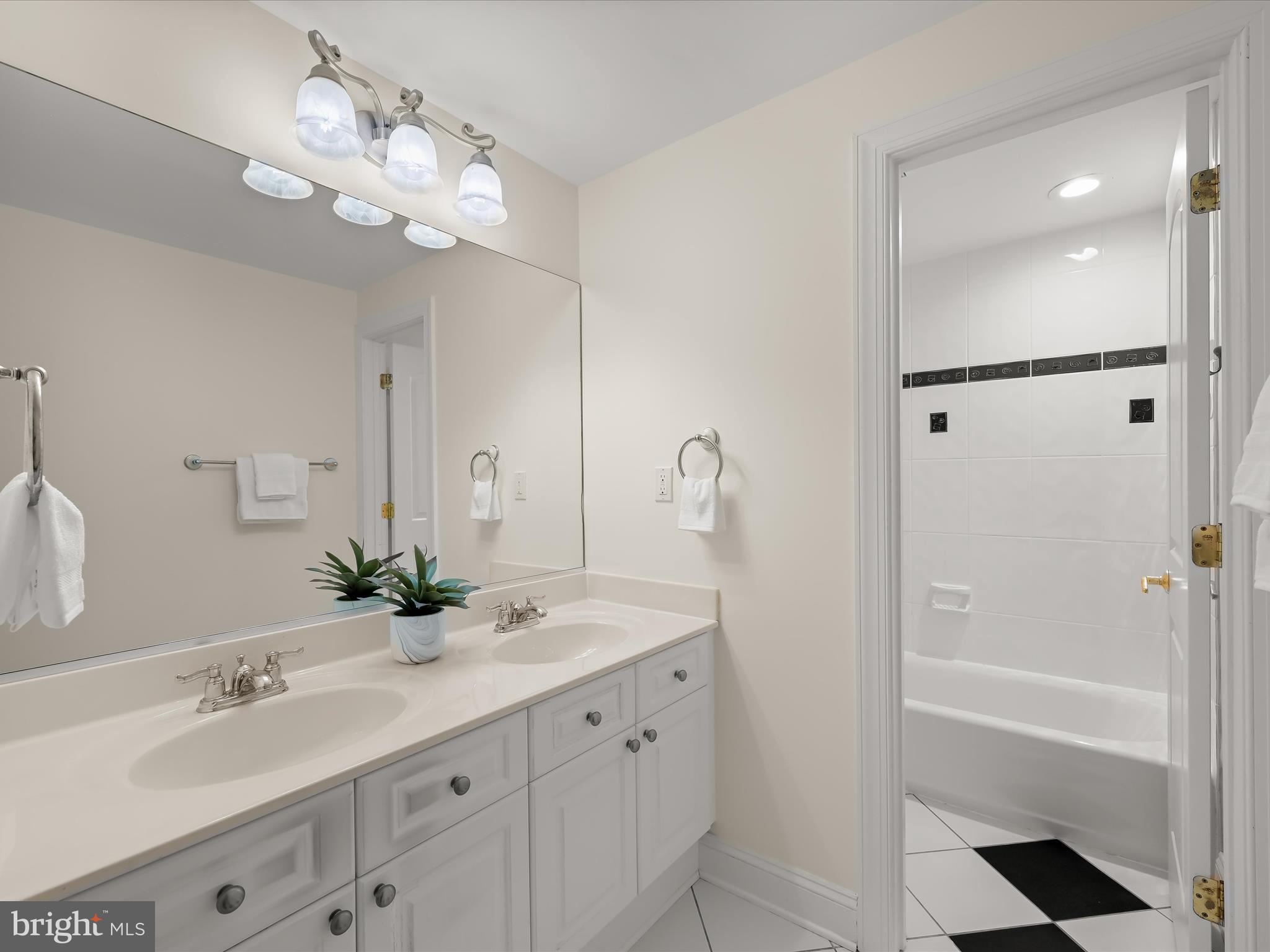 COUNTRY CLUB - Residential