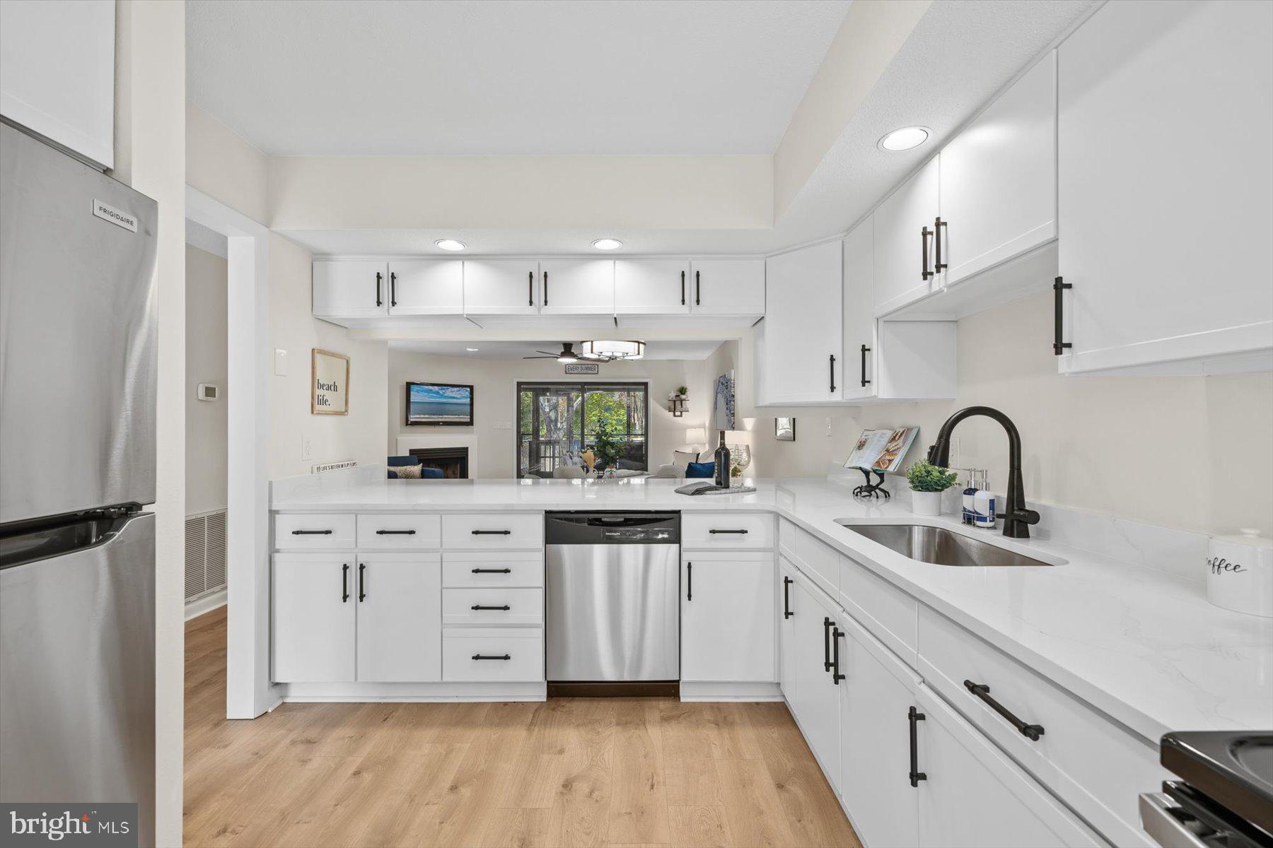 BEACH HOLLOW - Residential