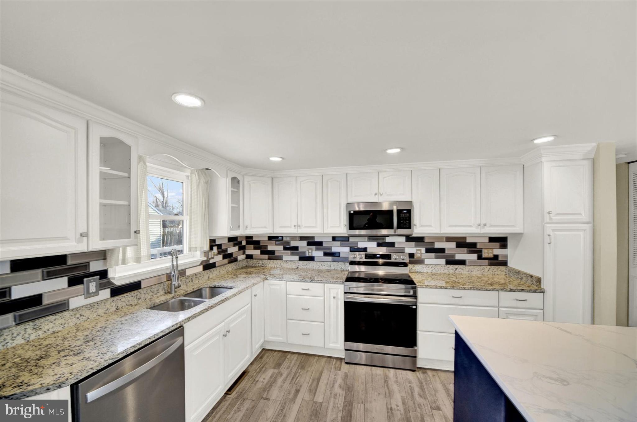 HALLFIELD MANOR - Residential