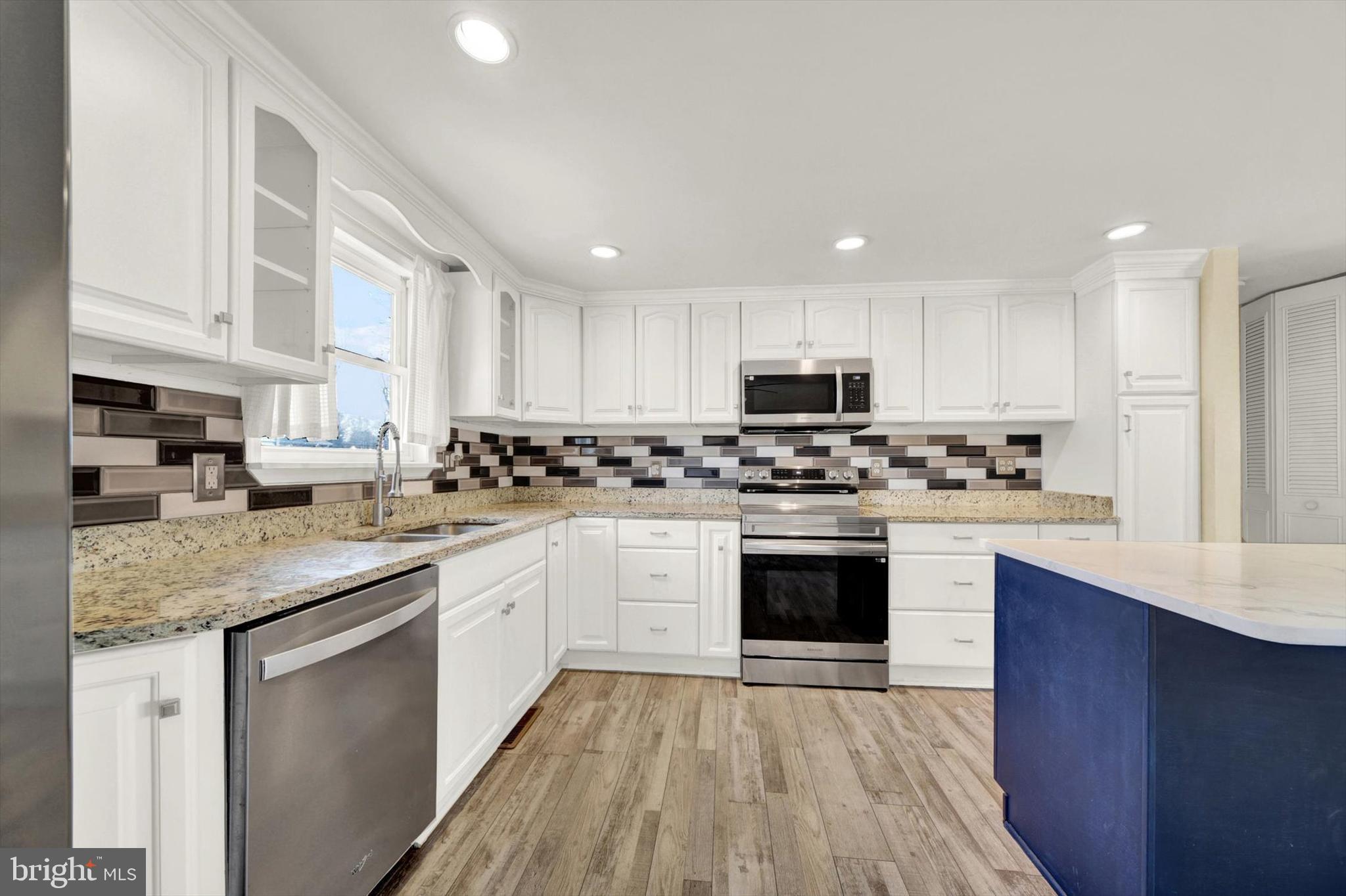 HALLFIELD MANOR - Residential