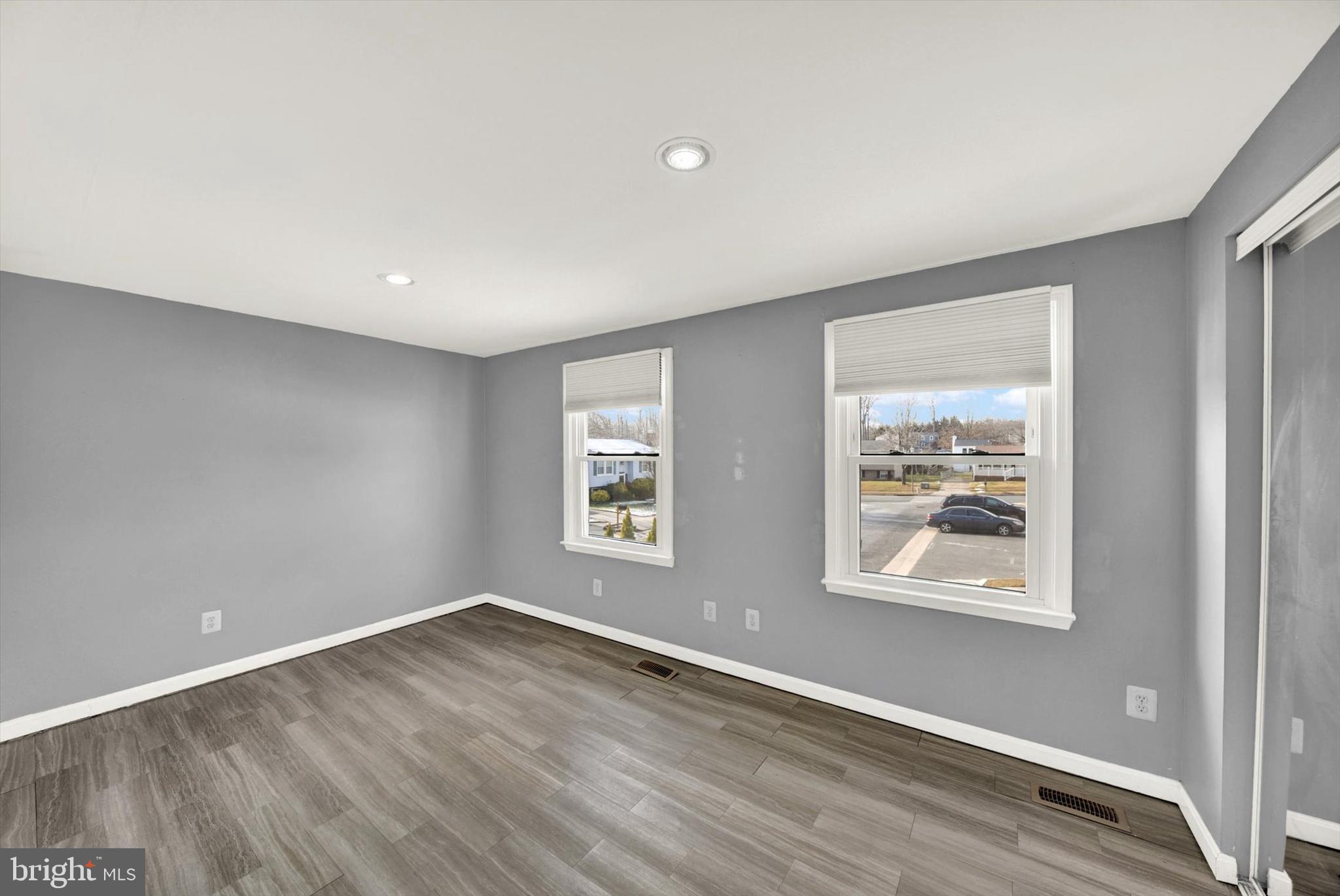 HALLFIELD MANOR - Residential