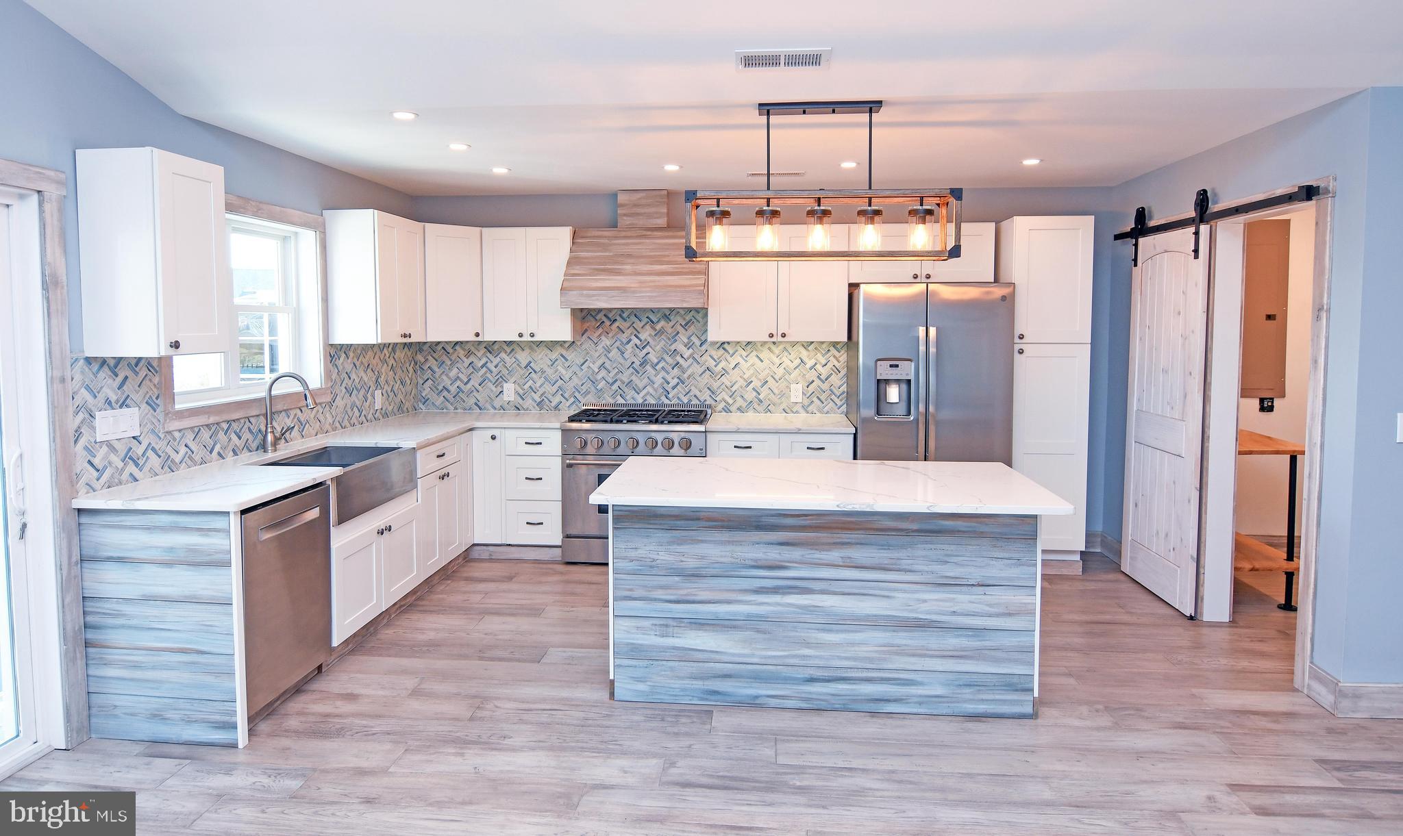 CAPTAIN'S COVE - Residential