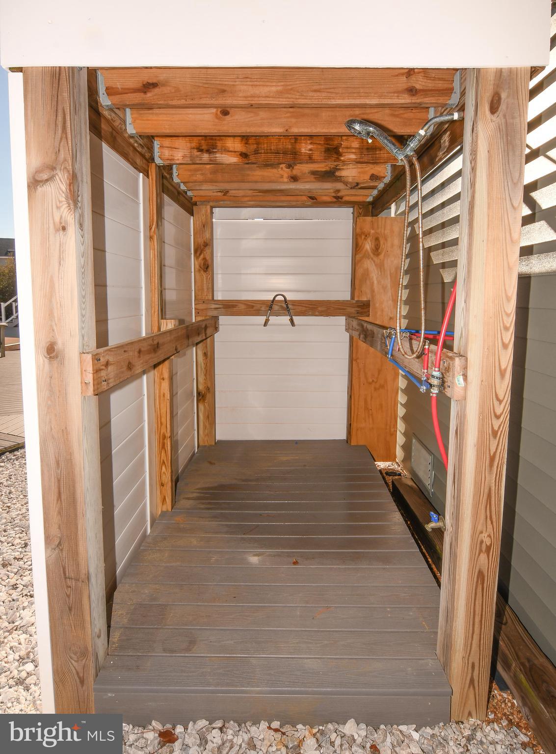 CAPTAIN'S COVE - Residential