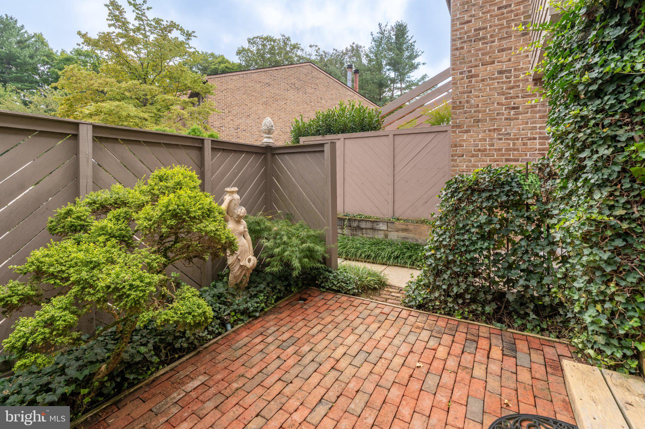 13 HAMPSHIRE WOODS COURT