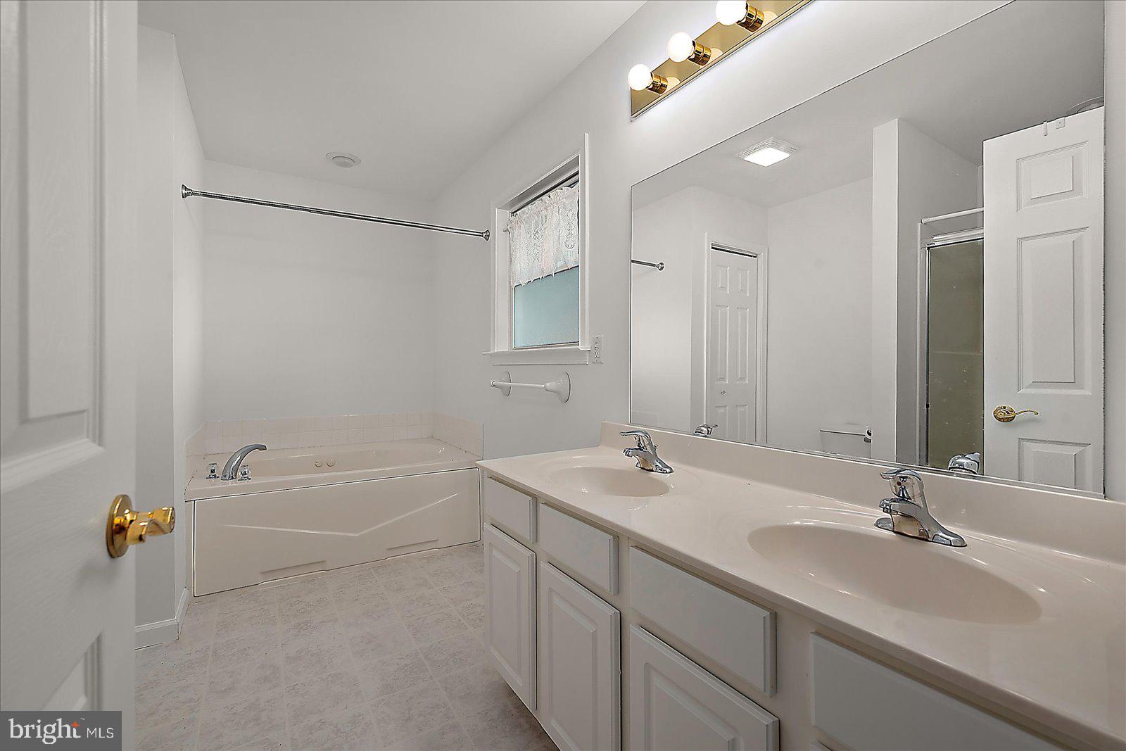 CAPTAIN'S COVE - Residential