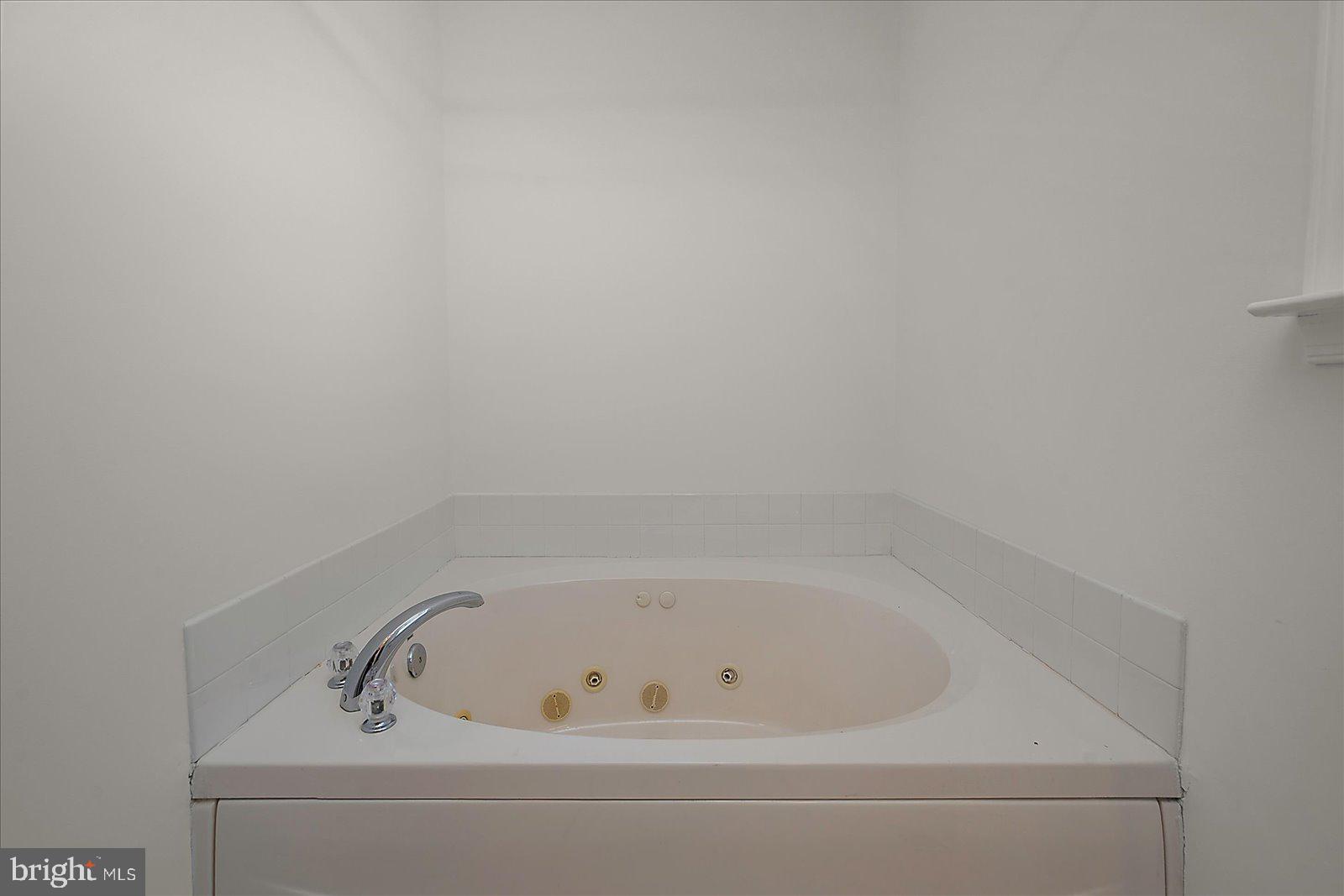 CAPTAIN'S COVE - Residential