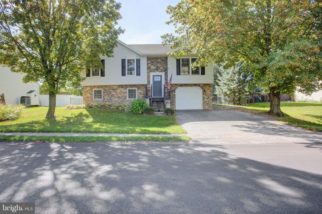 Photo of 128 Hykes Road E, GREENCASTLE, PA 17225 (MLS # PAFL2030922)