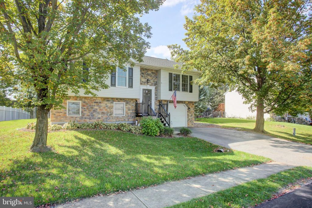 Photo of 128 Hykes Road E, GREENCASTLE, PA 17225 (MLS # PAFL2030922)