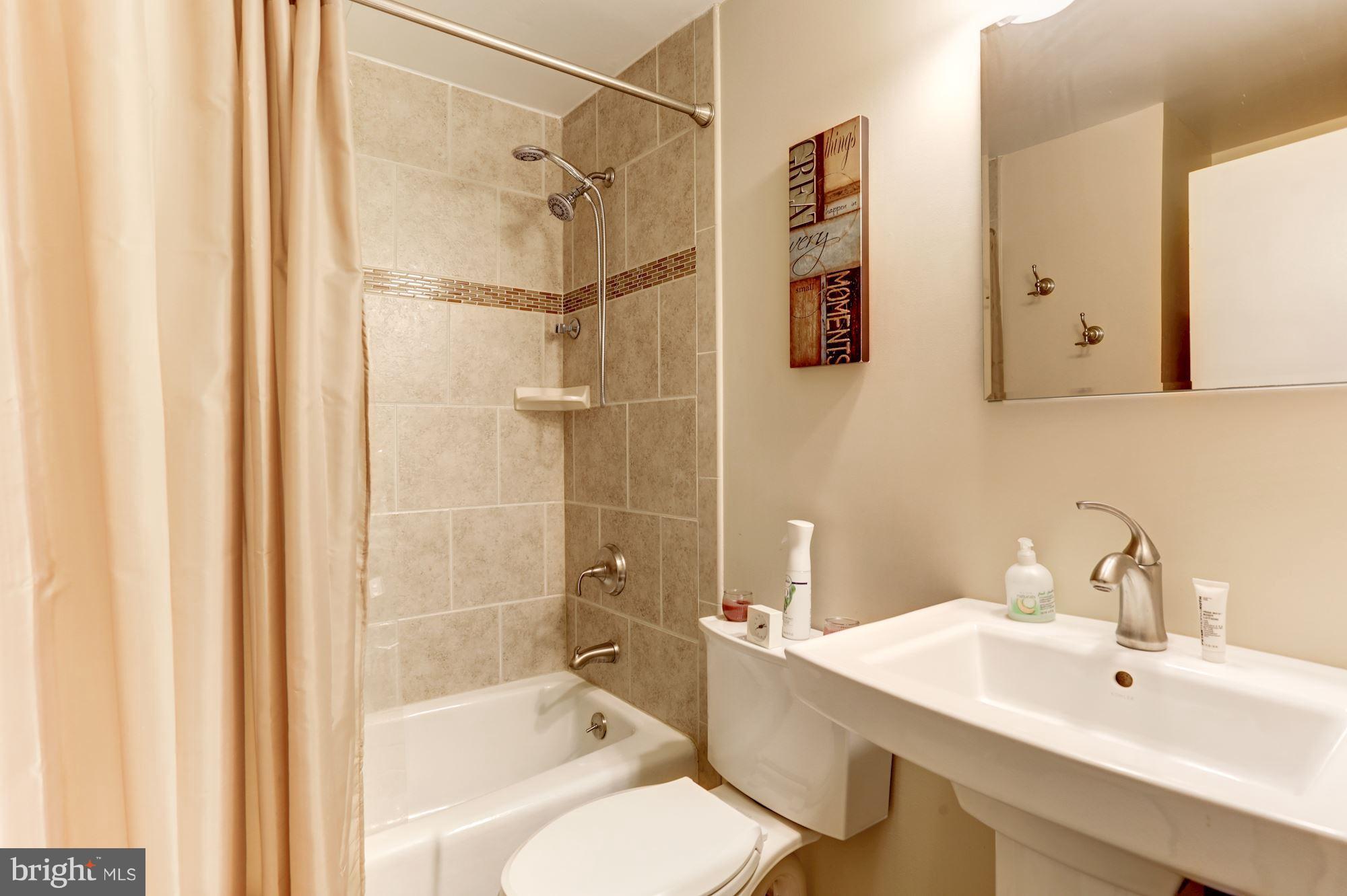 PINEWOOD LAKE - Residential