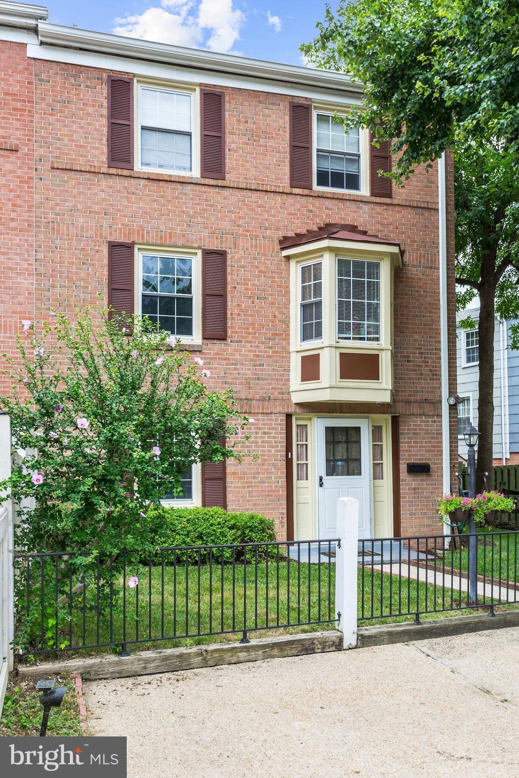 PINEWOOD LAKE - Residential