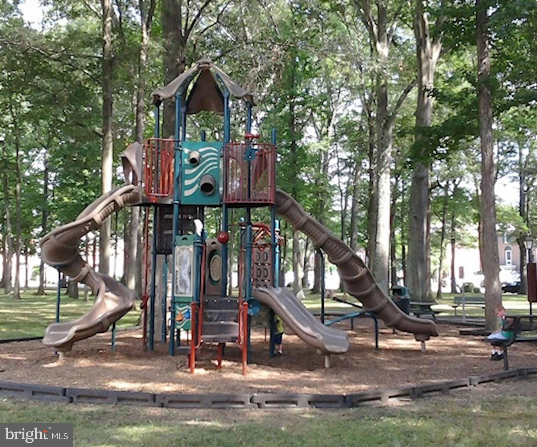 PINEWOOD LAKE - Residential