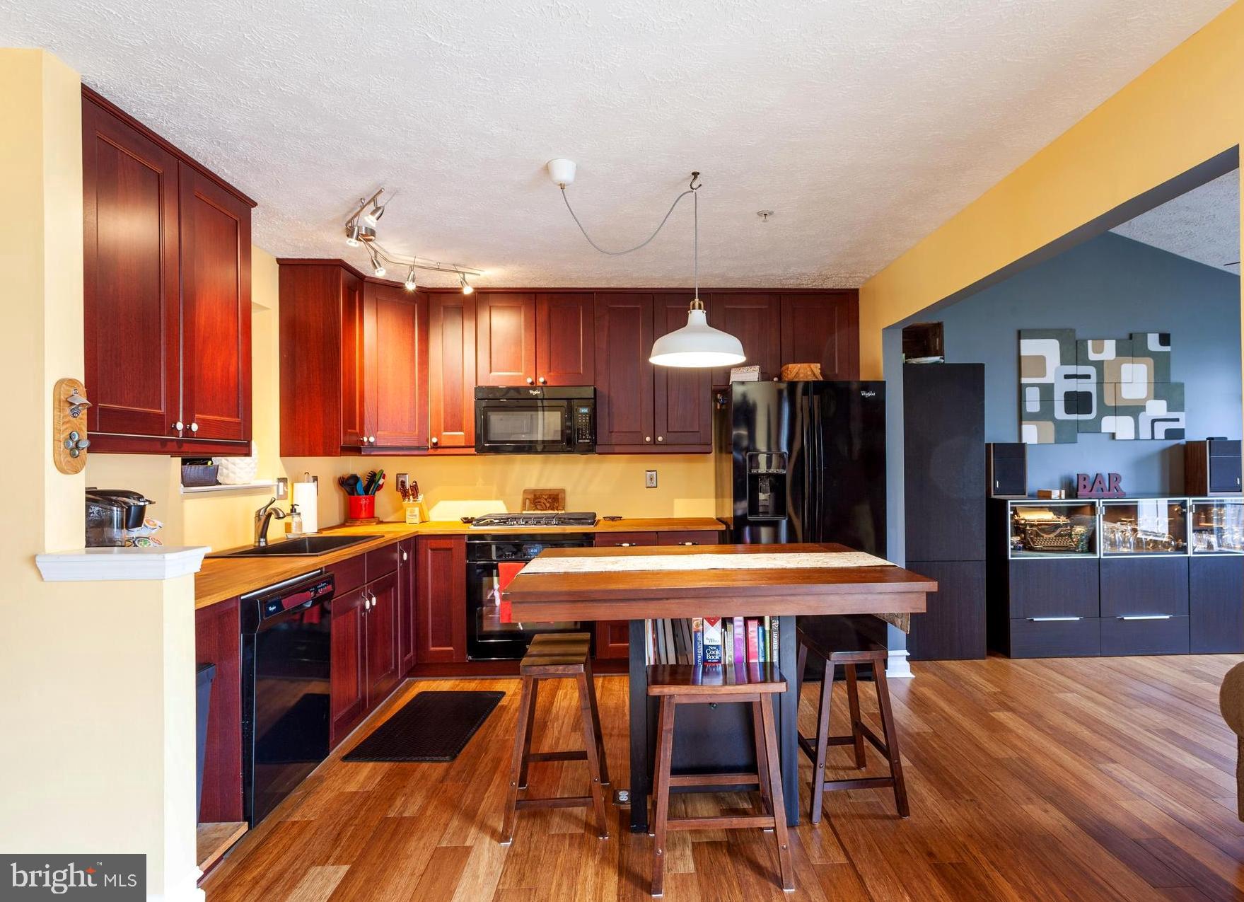 CONSTANT FRIENDSHIP - Residential