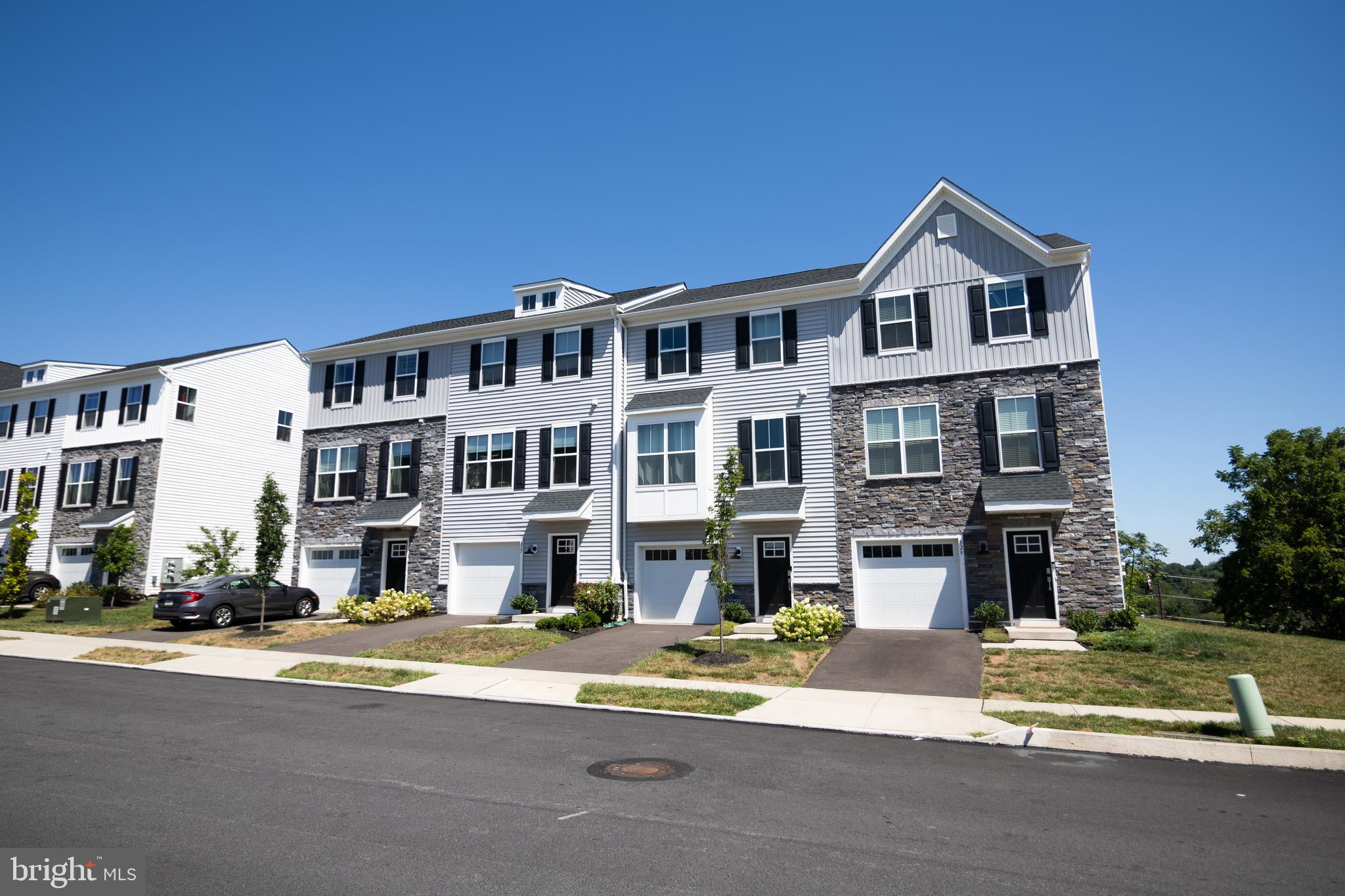 Welcome to 829 Pecan Road – Your Dream Townhome Awaits!
Available: Move-in ready on or after November 1st, 2025
Location: Villages at Spring Hill – a serene, sought-after community
Type: End-unit Townhome | 3 Stories | Self-lit & Spacious
View: Overlooks lush green fields for peaceful living
Parking: 1 Car Garage, overlooking additional parking
Home Highlights
•